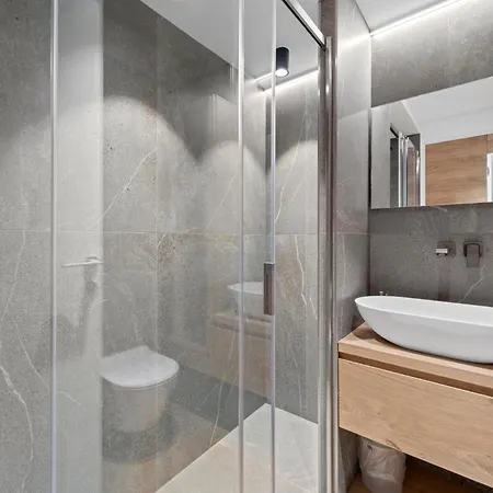 Luxury Lakeview In Center Apartment