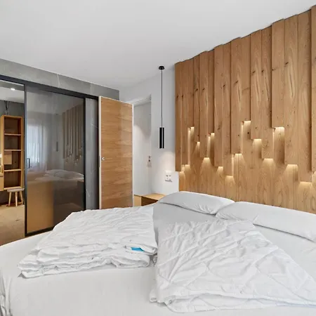 Luxury Lakeview In Center Apartment *
